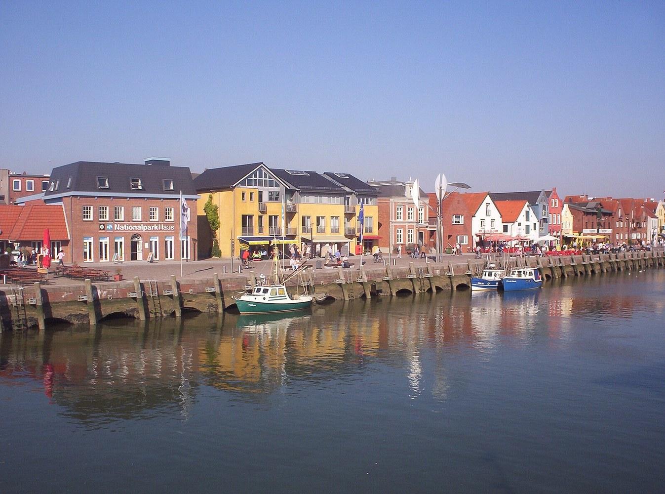 Panoramablick über Husum – Rathaus, Hafen und Skyline