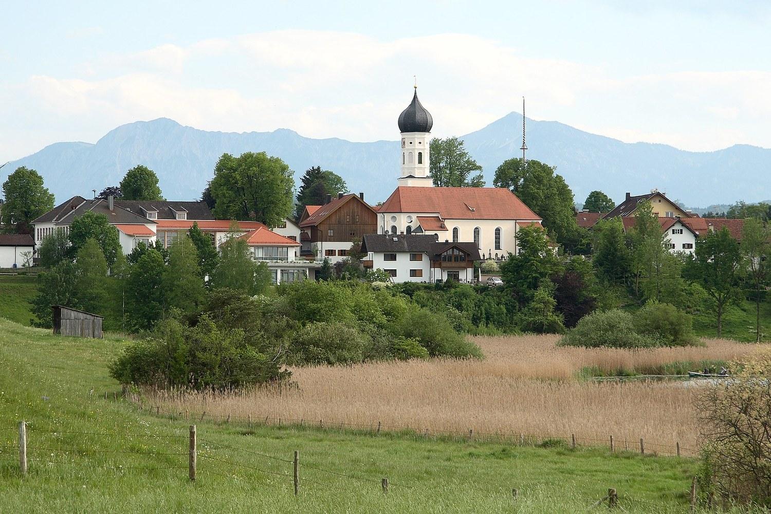 Panoramablick über Iffeldorf – Rathaus, Maschsee und Skyline