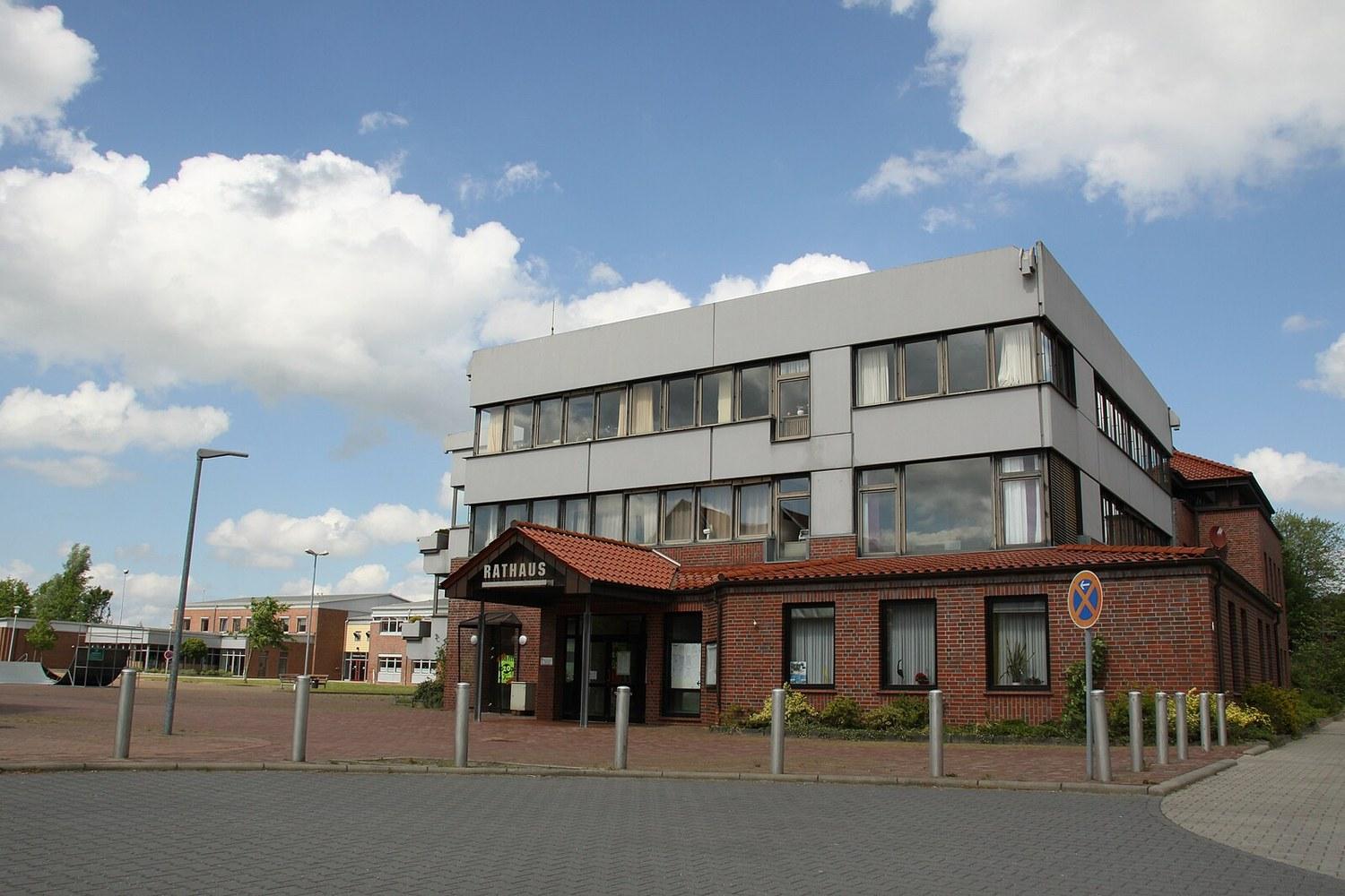 Panoramablick über Ihlow – Rathaus und Natur