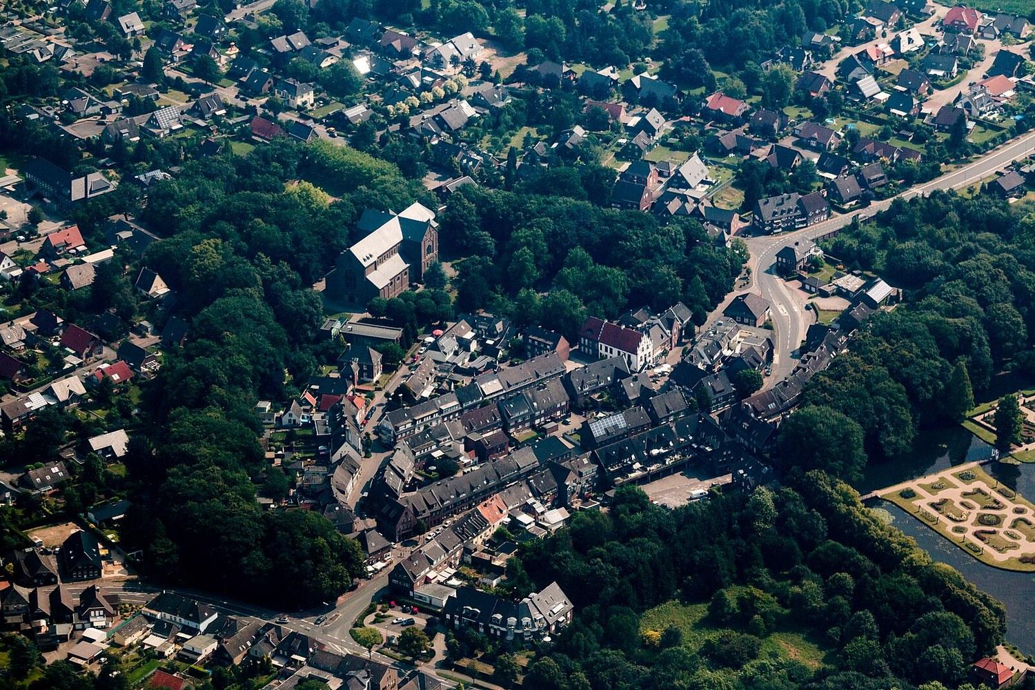 Panoramablick über Isselburg – Rathaus, Maschsee und Skyline