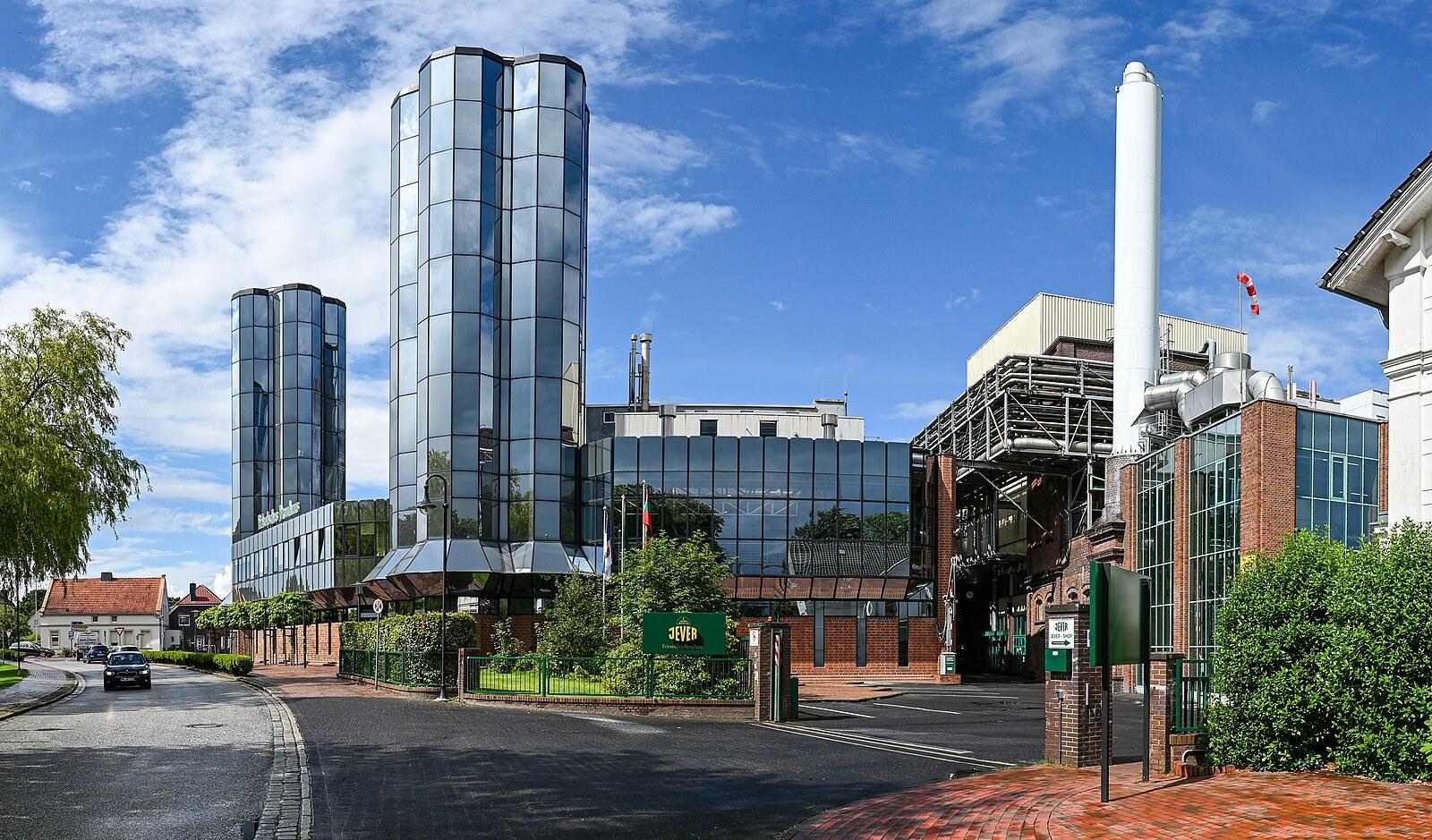 Panoramablick über Jever – Rathaus und historische Altstadt