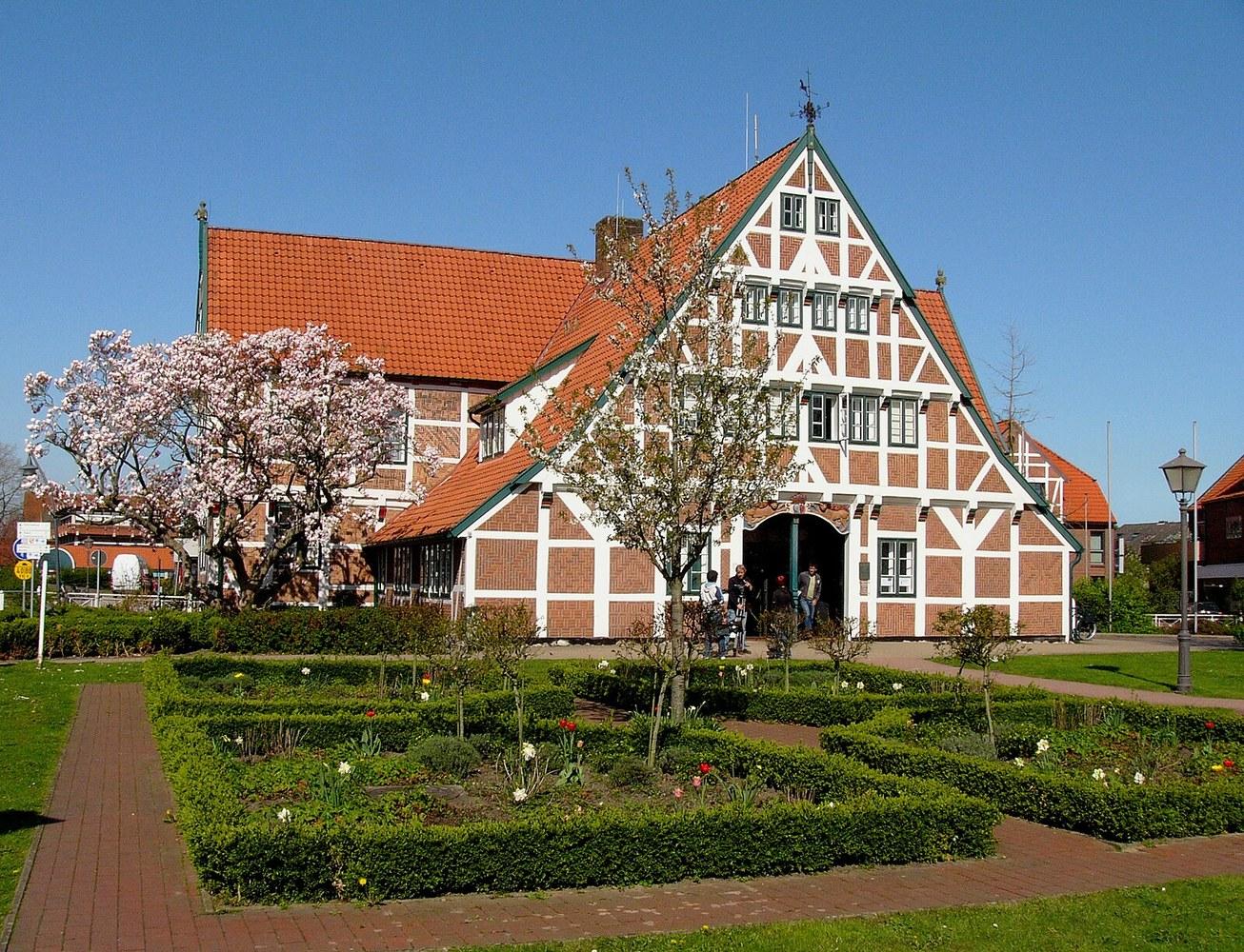 Panoramablick über Jork – Rathaus, Maschsee und Skyline