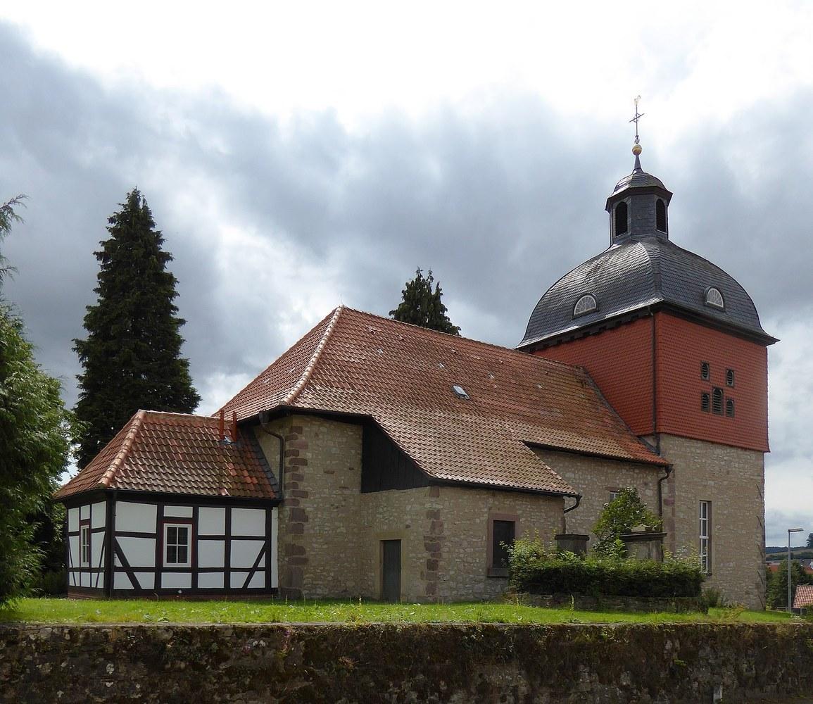 Panoramablick über Jühnde – Rathaus, Maschsee und Skyline