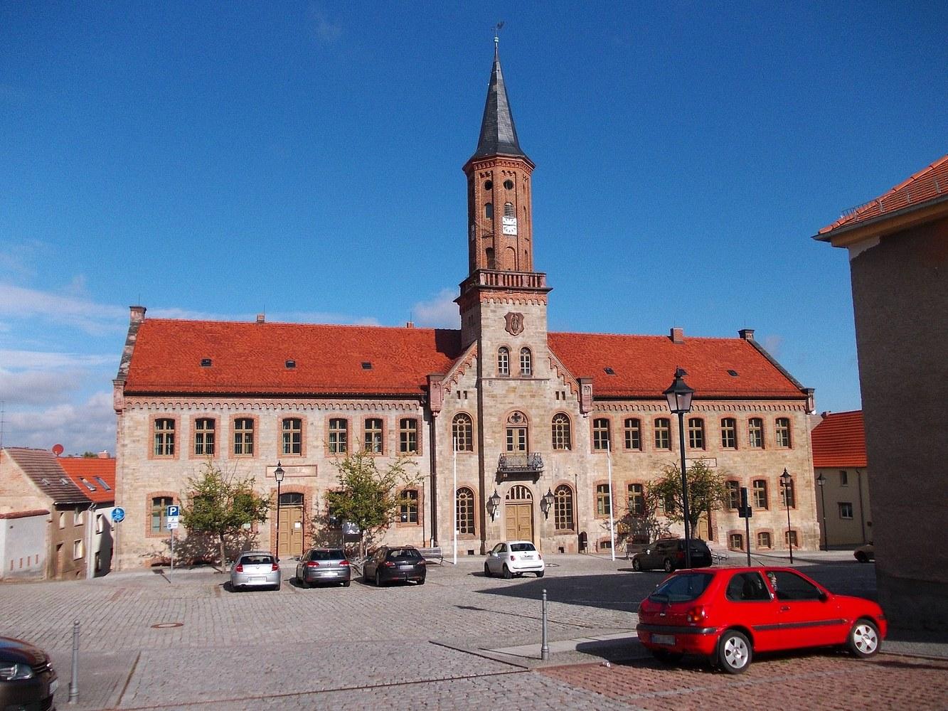 Panoramablick über Könnern – Rathaus, Maschsee und Skyline