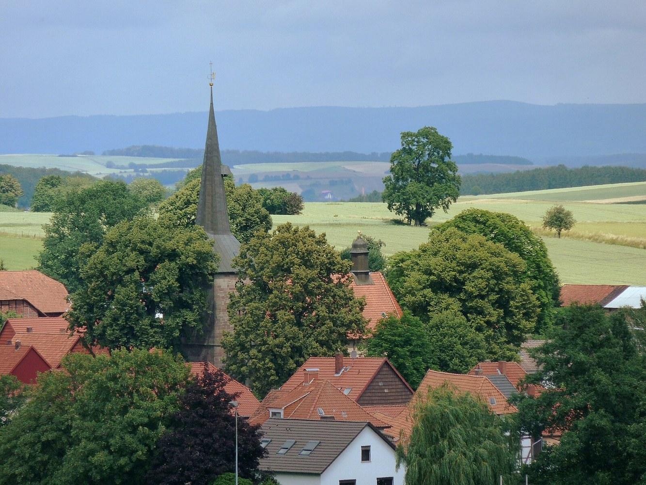 Panoramablick über Krebeck – Rathaus und Landschaft