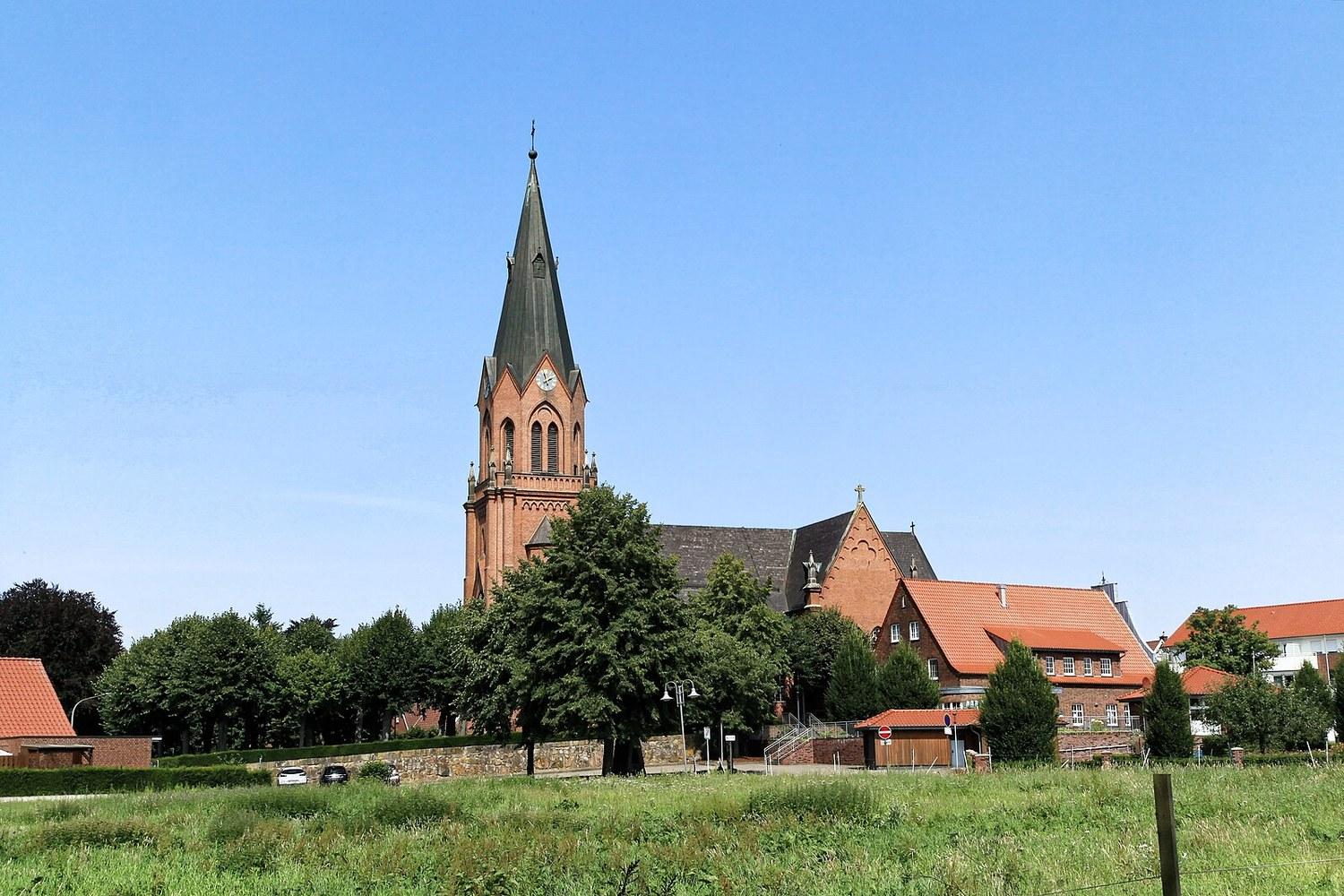 Panoramablick über Lathen – Rathaus und umliegende Landschaft
