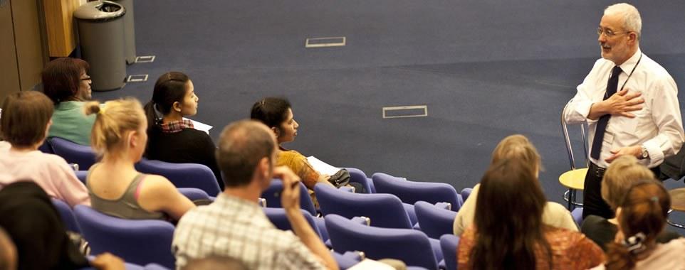 Panoramablick über Lehre – Rathaus, Maschsee und Skyline