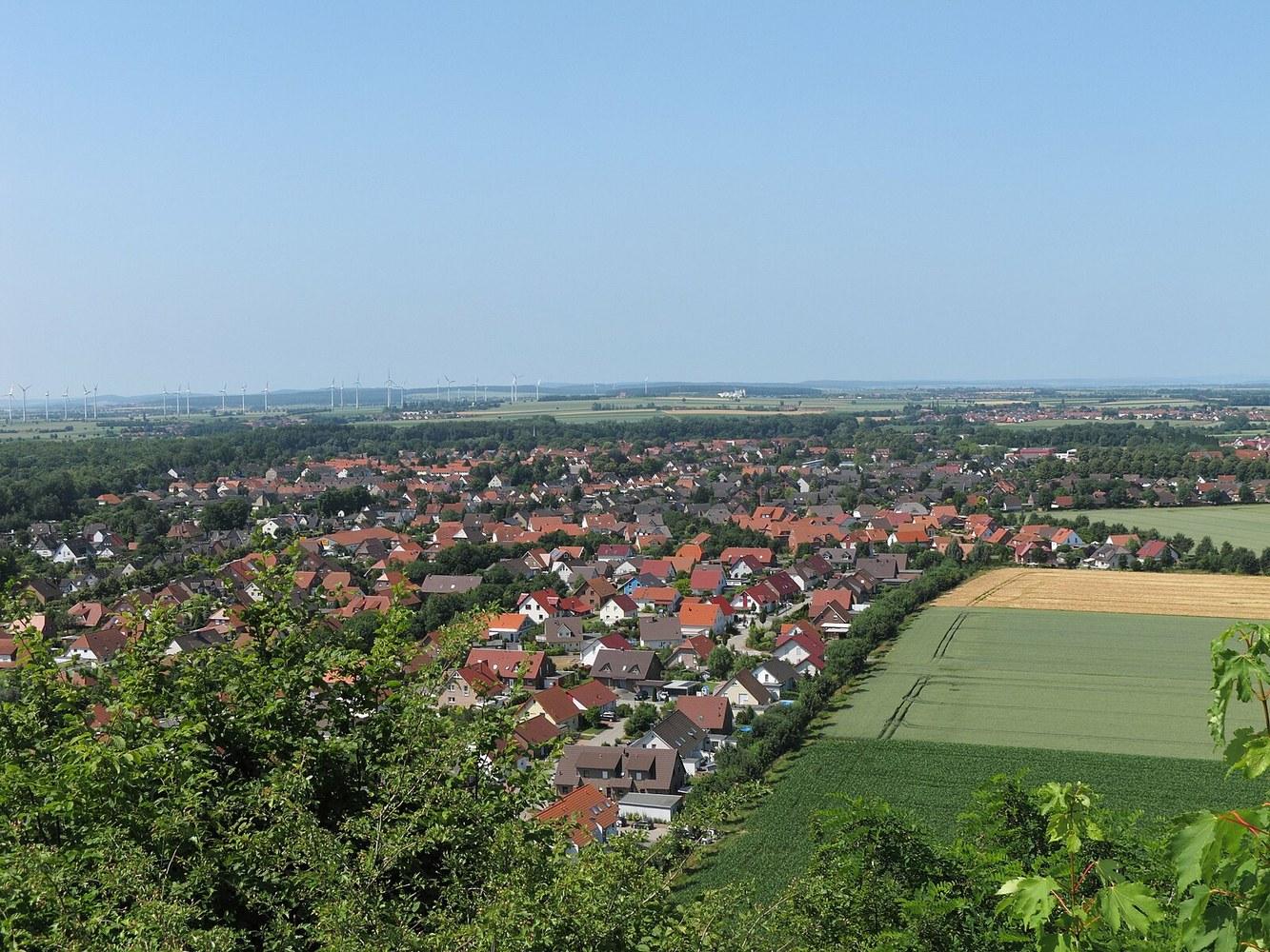 Panoramablick über Lengede – Rathaus und Natur