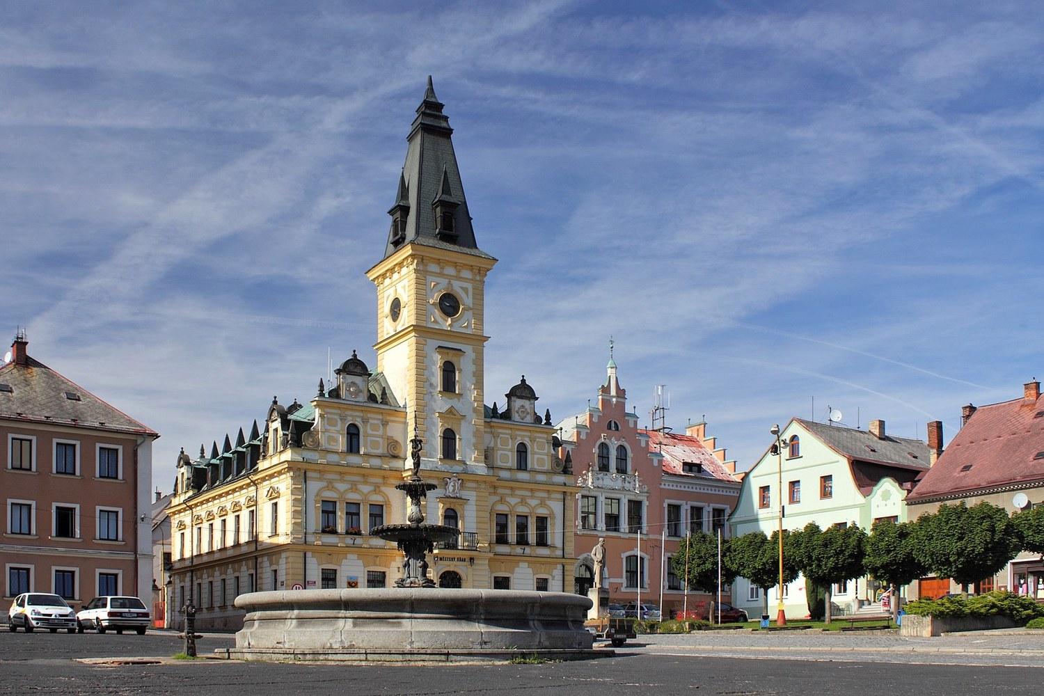 Panoramablick über Liebenau – Rathaus, Maschsee und Skyline