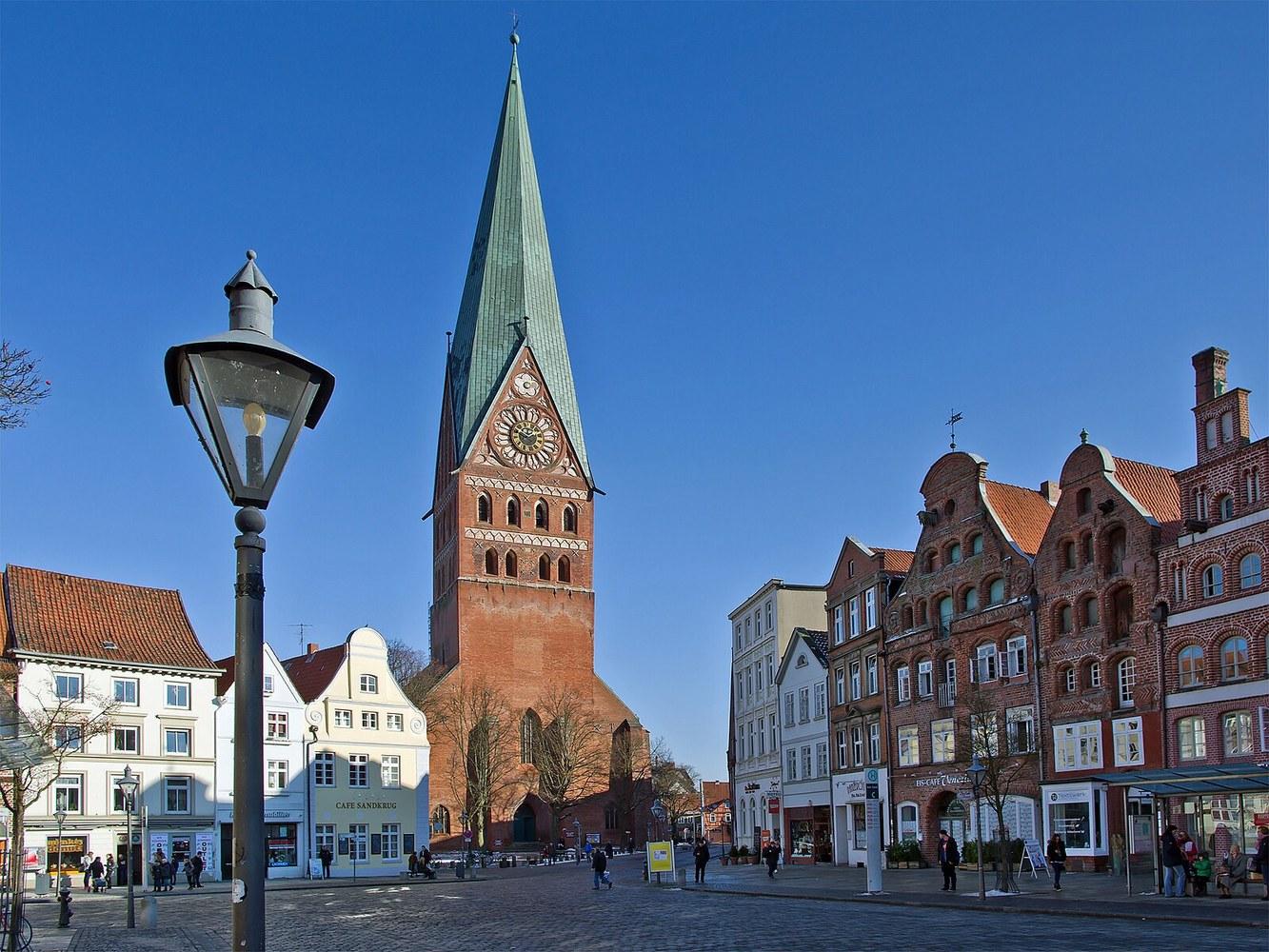 Panoramablick über Lüneburg – Rathaus, Maschsee und Skyline