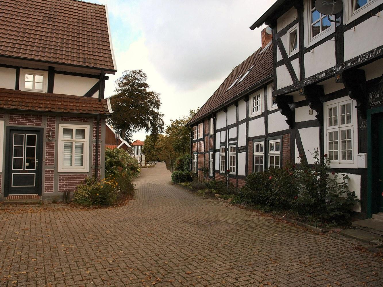 Panoramablick über Menslage – Rathaus, Maschsee und Skyline