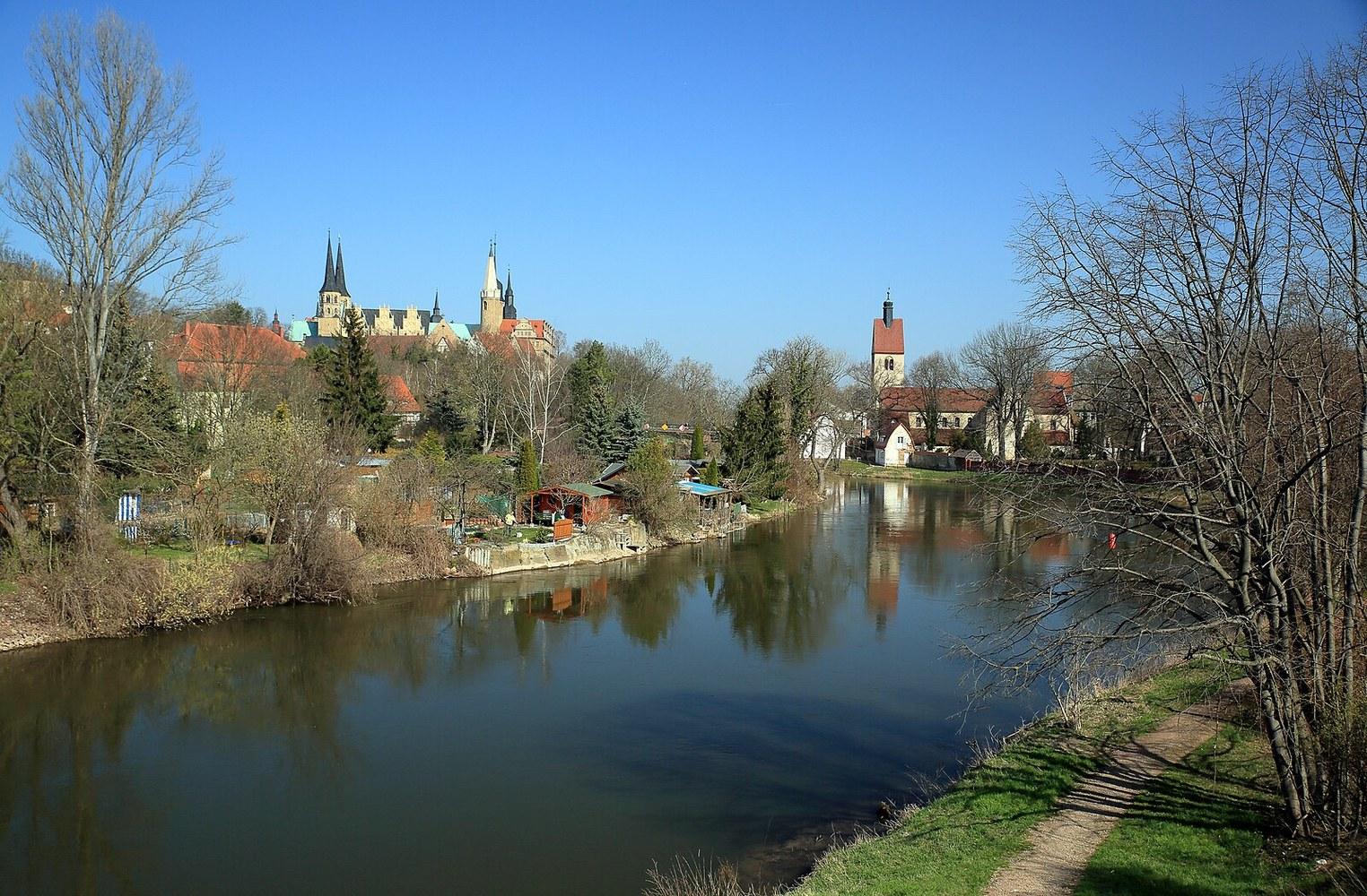 Panoramablick über Merseburg – Rathaus, Maschsee und Skyline