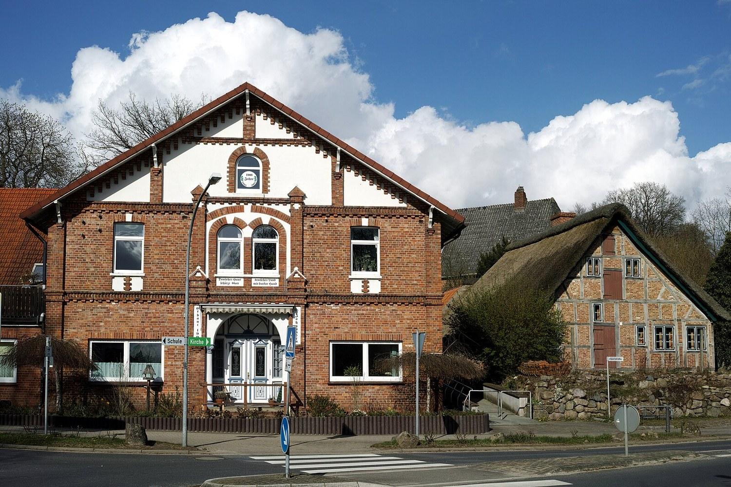 Panoramablick über Moisburg – Rathaus, Maschsee und Skyline