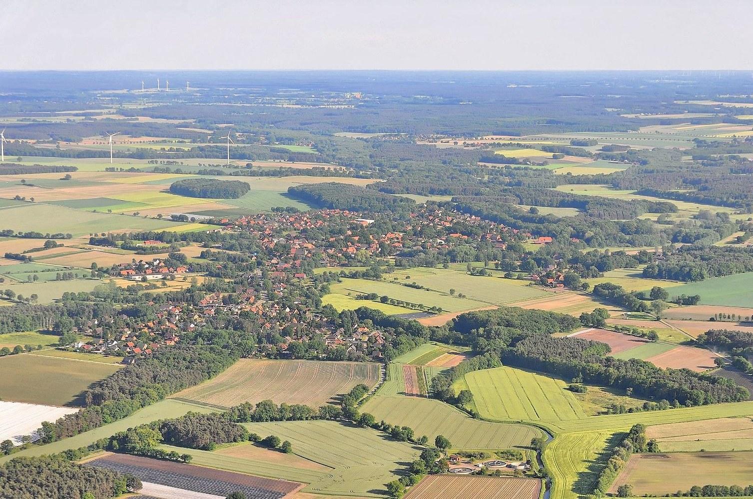 Panoramablick über Neetze – Rathaus und Landschaft
