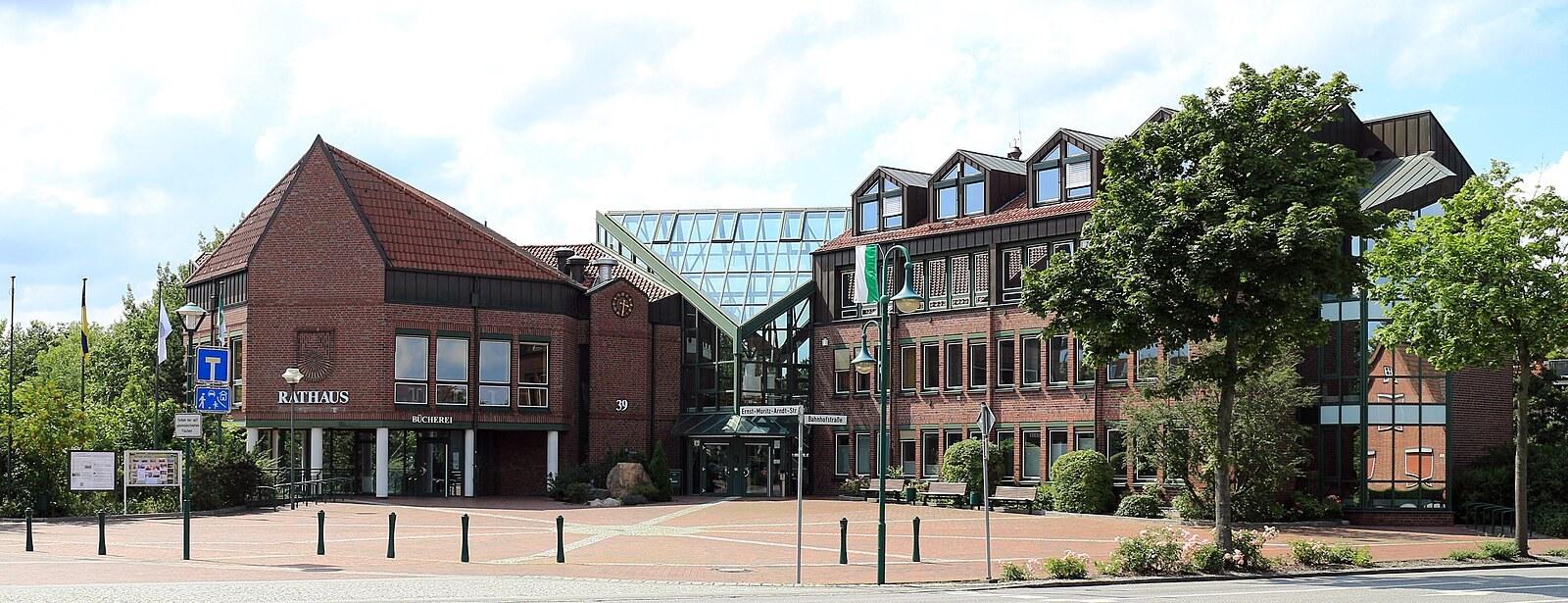 Panoramablick über Neu Wulmstorf – Rathaus und Natur