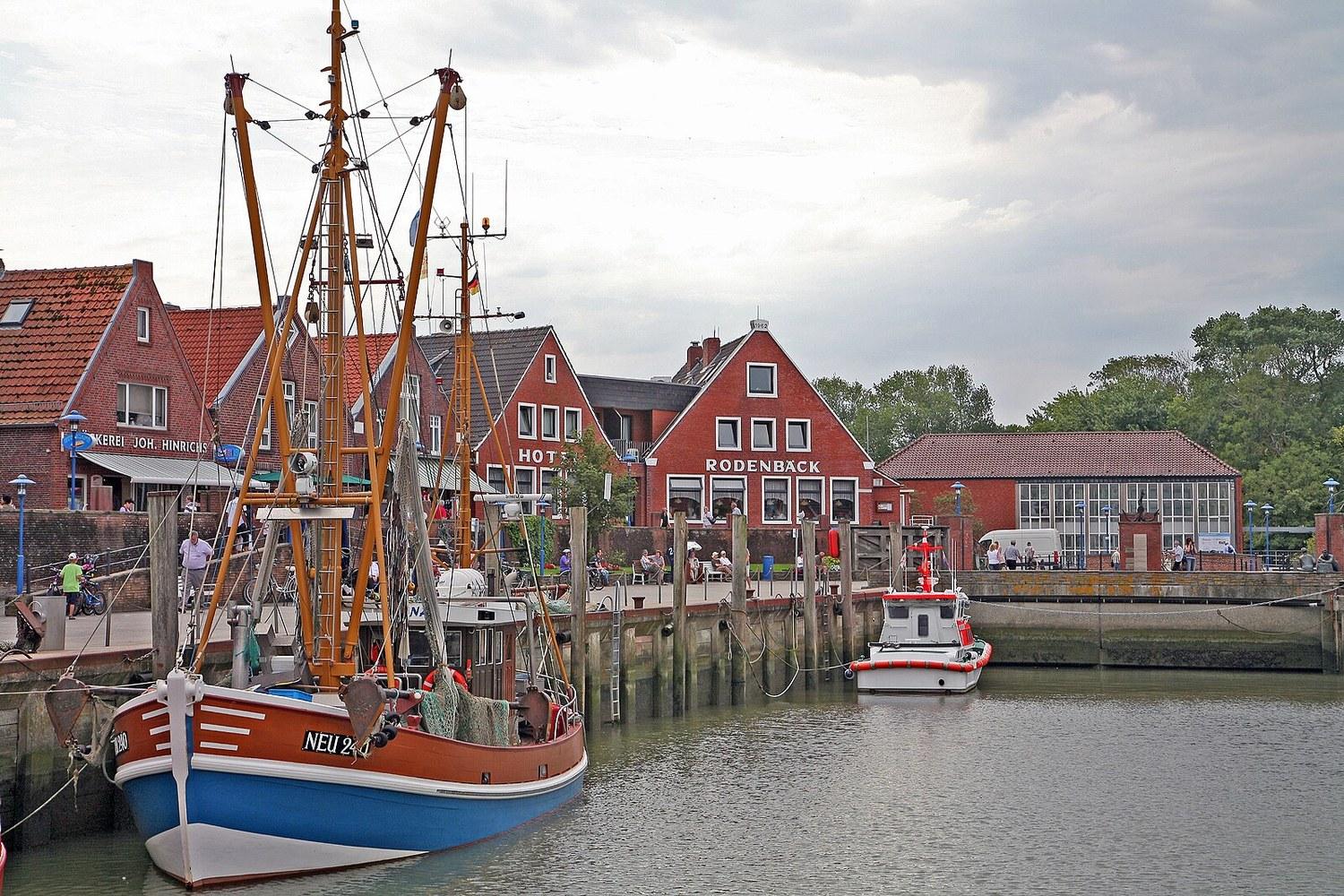 Panoramablick über Neuharlingersiel – Hafen und typische Nordseelandschaft