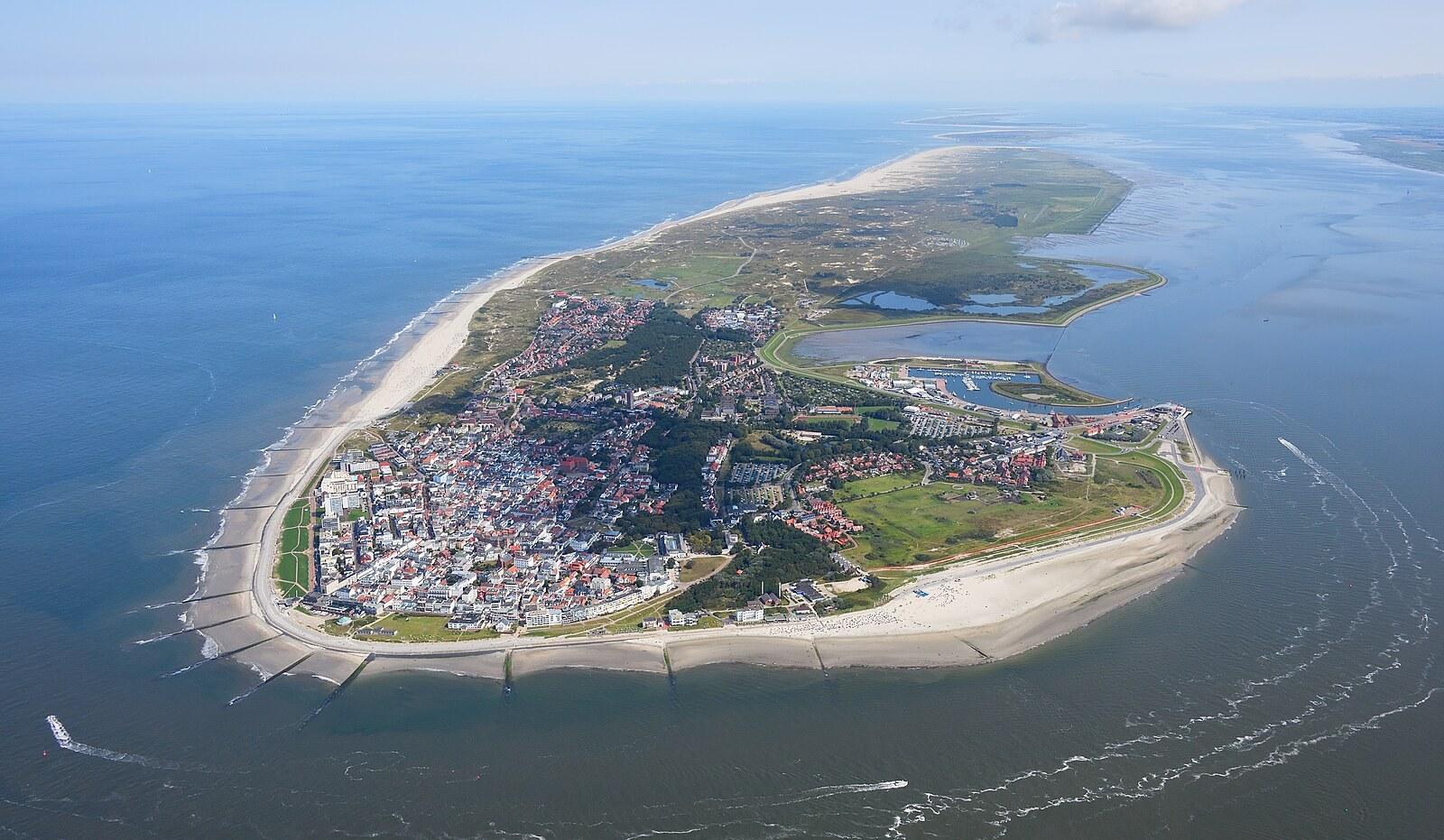 Panoramablick über Norderney – Strand und Dünenlandschaft