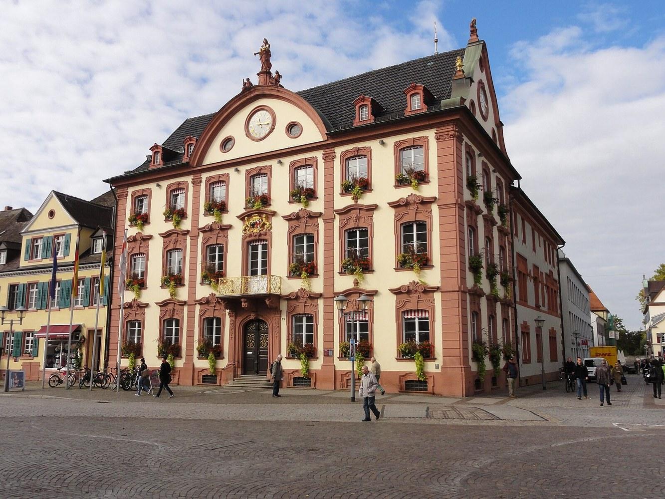 Panoramablick über Offenburg – Rathaus und Stadtlandschaft