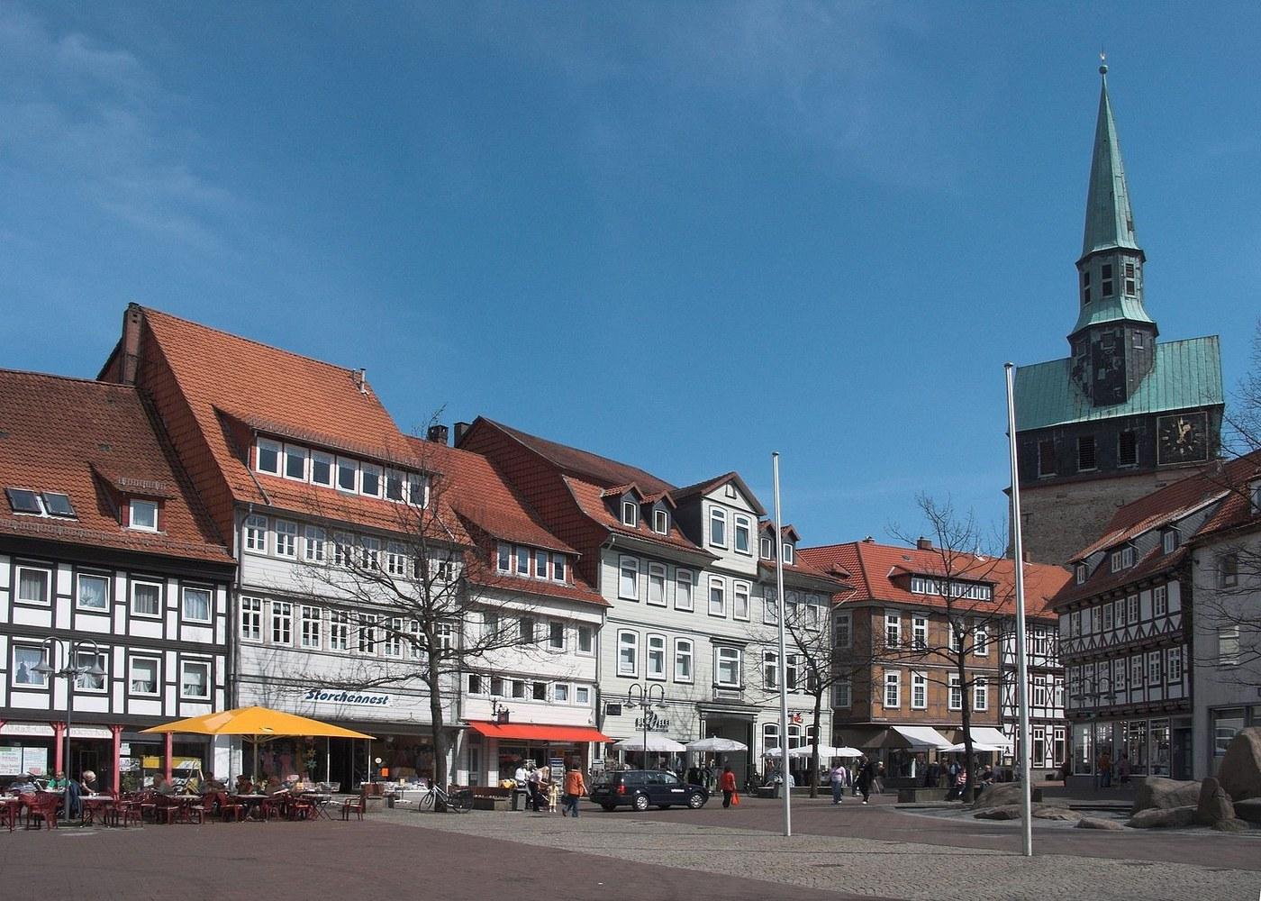 Panoramablick über Osterode am Harz – Rathaus, Maschsee und Skyline