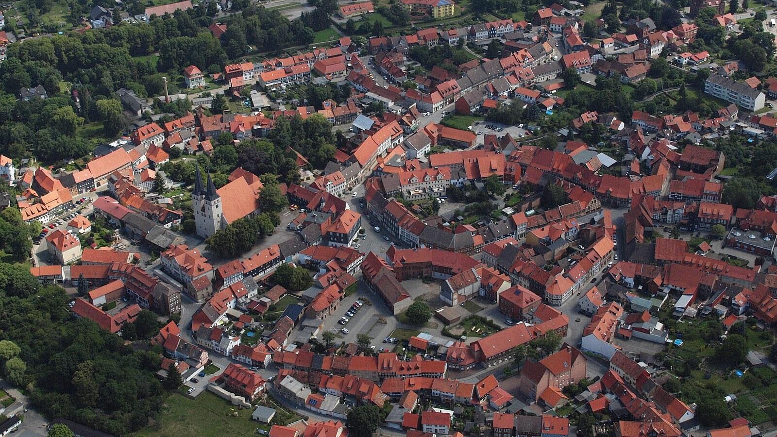 Panoramablick über Osterwieck – Rathaus, Maschsee und Skyline