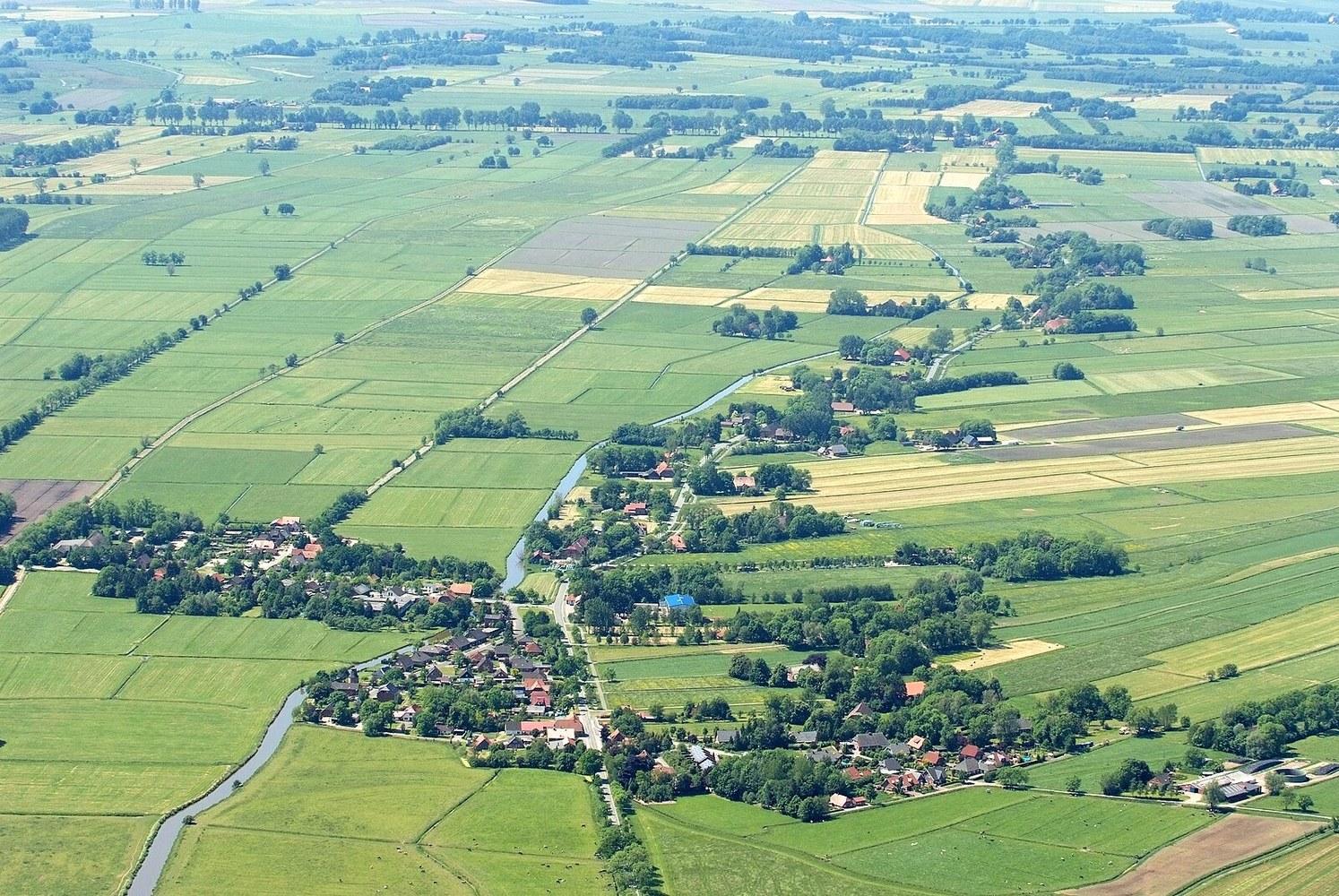 Panoramablick über Ovelgönne – Rathaus, Maschsee und Skyline