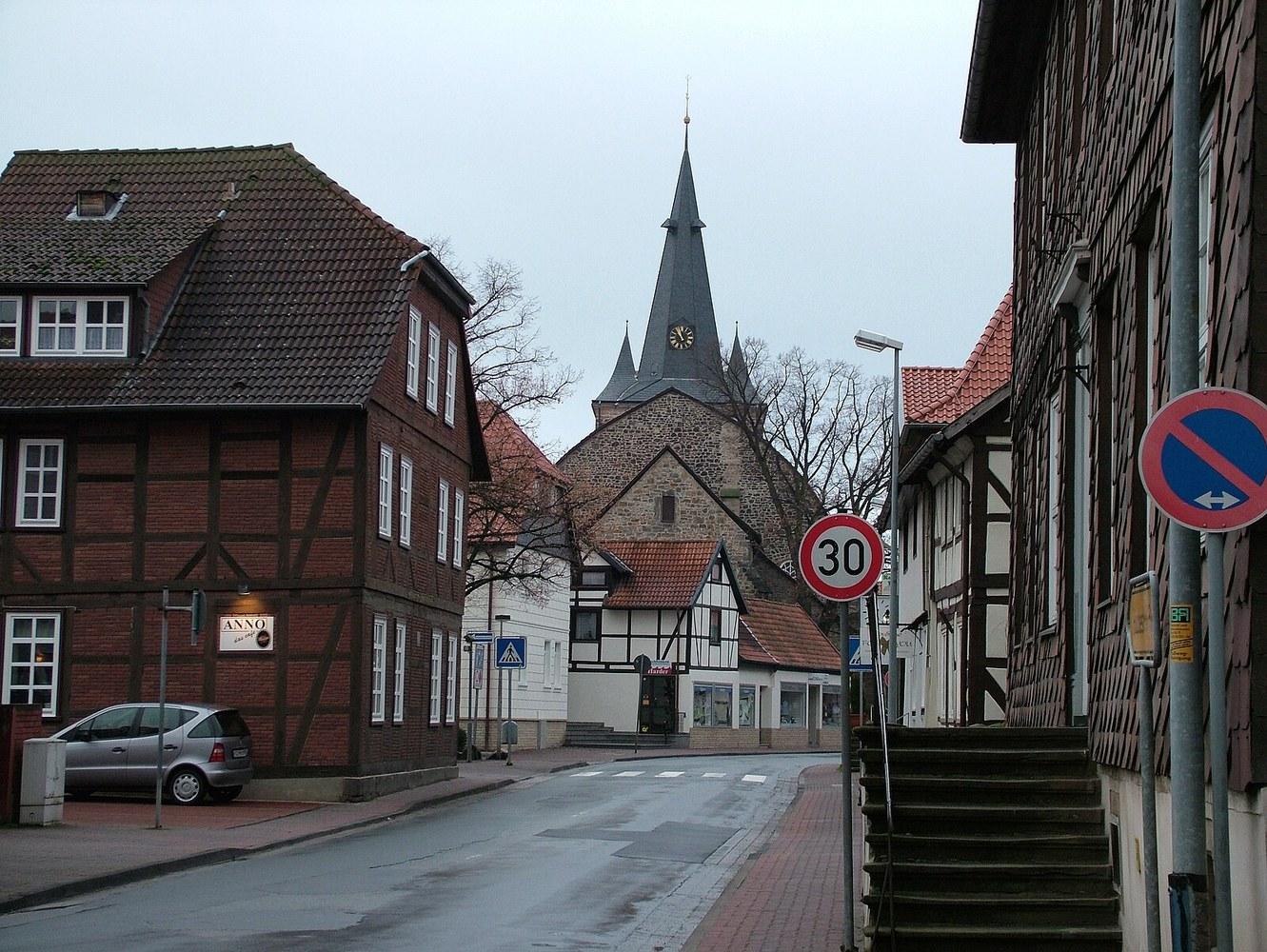 Panoramablick über Pattensen – Rathaus, Maschsee und Skyline