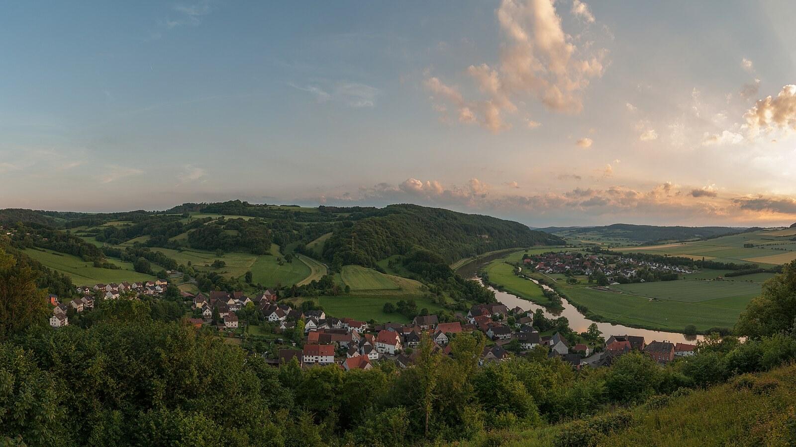 Panoramablick über Pegestorf – Rathaus, Maschsee und Skyline