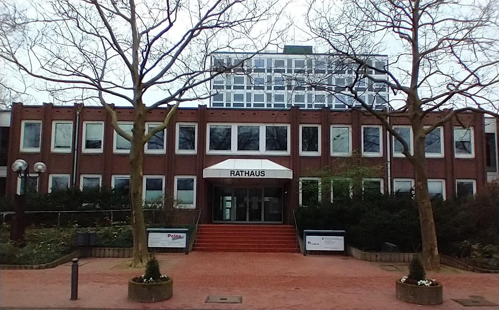 Panoramablick über Peine – Rathaus, Maschsee und Skyline