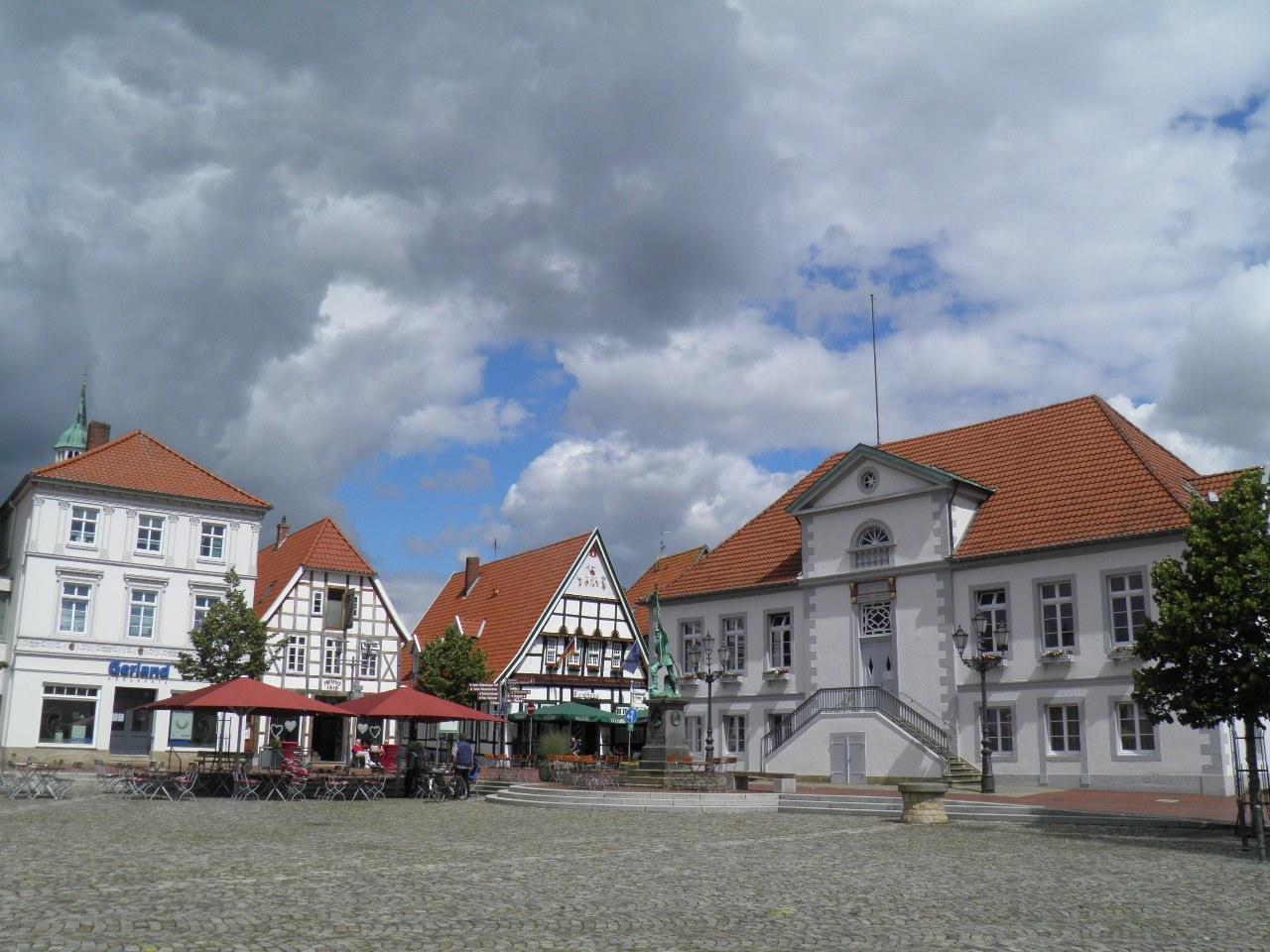 Panoramablick über Quakenbrück – Rathaus, Maschsee und Skyline