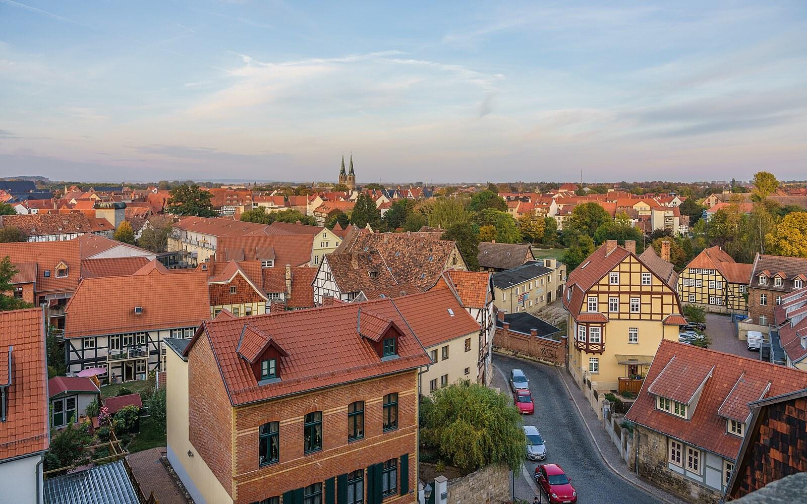 Panoramablick über Quedlinburg – Rathaus, Maschsee und Skyline