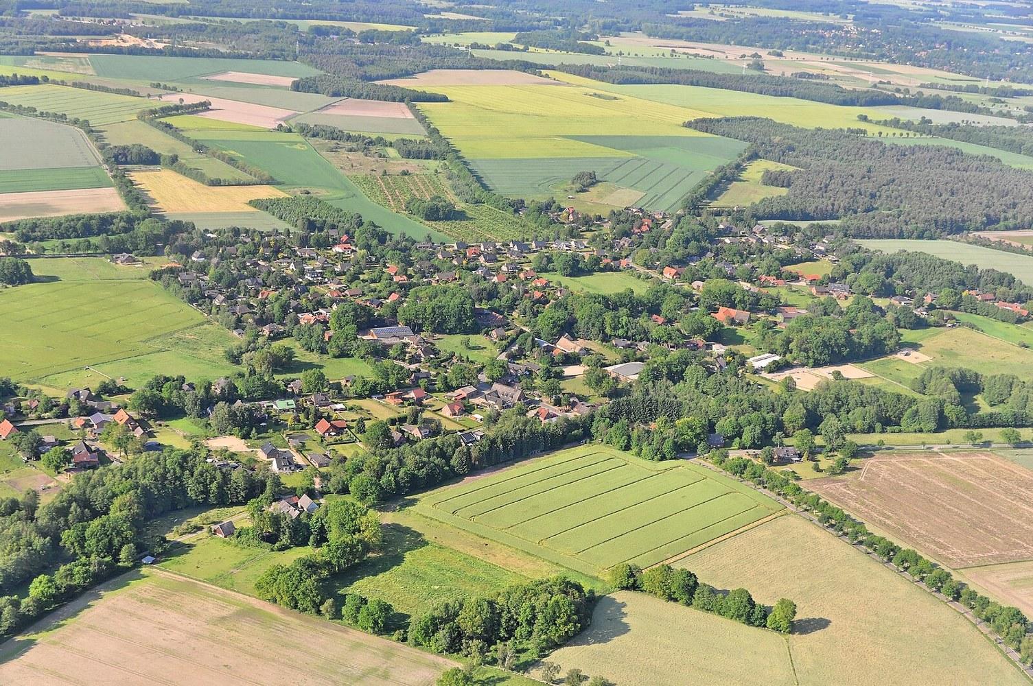 Panoramablick über Regesbostel – Rathaus, Maschsee und Skyline