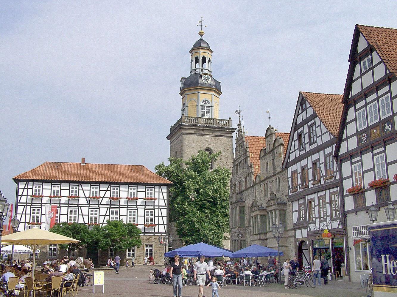 Panoramablick über Rinteln – Rathaus und historische Altstadt