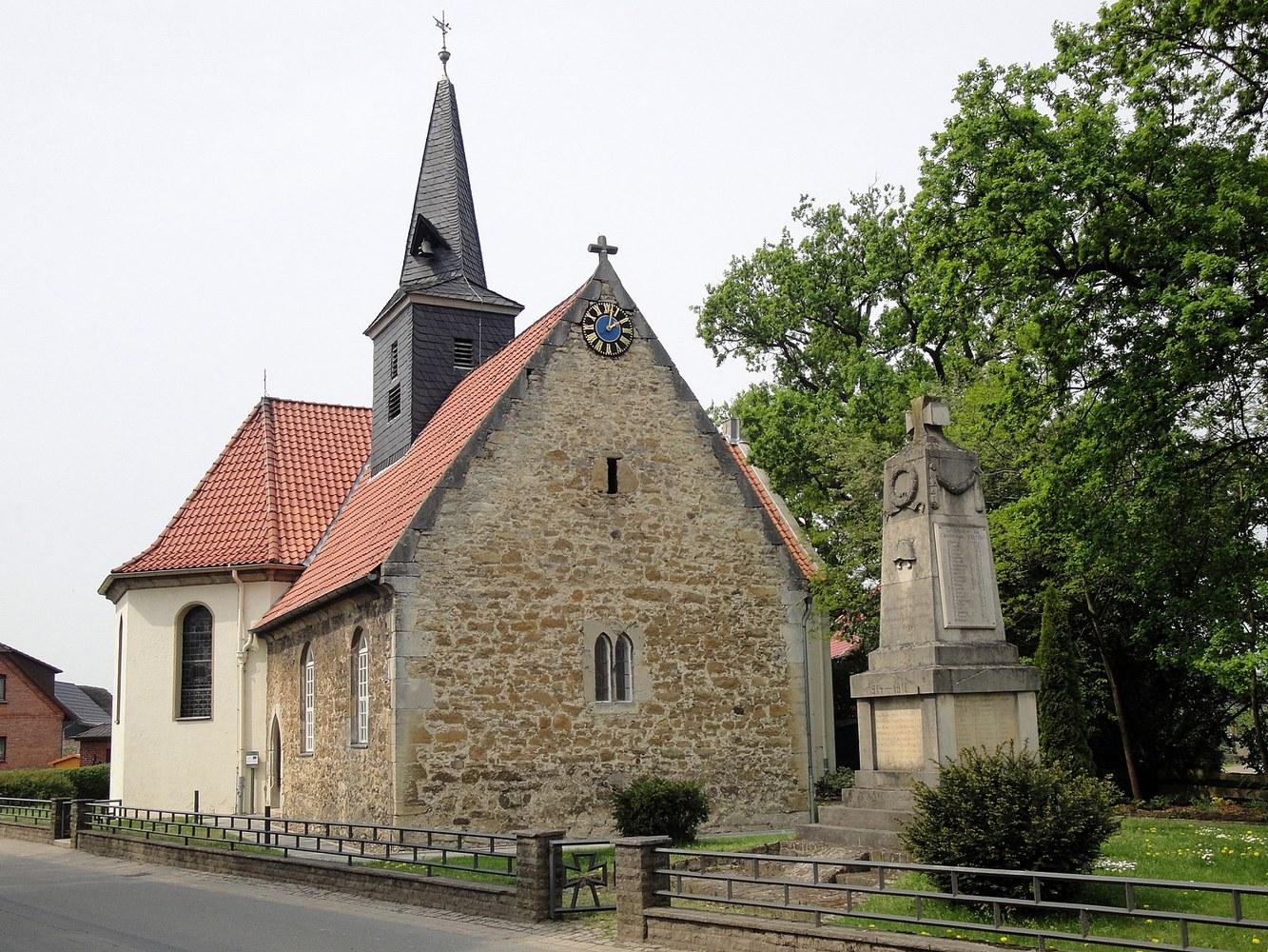 Panoramablick über Rötgesbüttel – Rathaus, Maschsee und Skyline