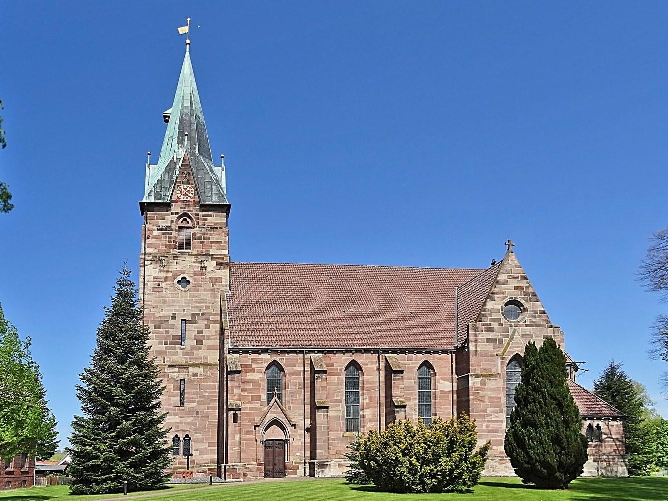 Panoramablick über Rüdershausen – Rathaus, Maschsee und Skyline