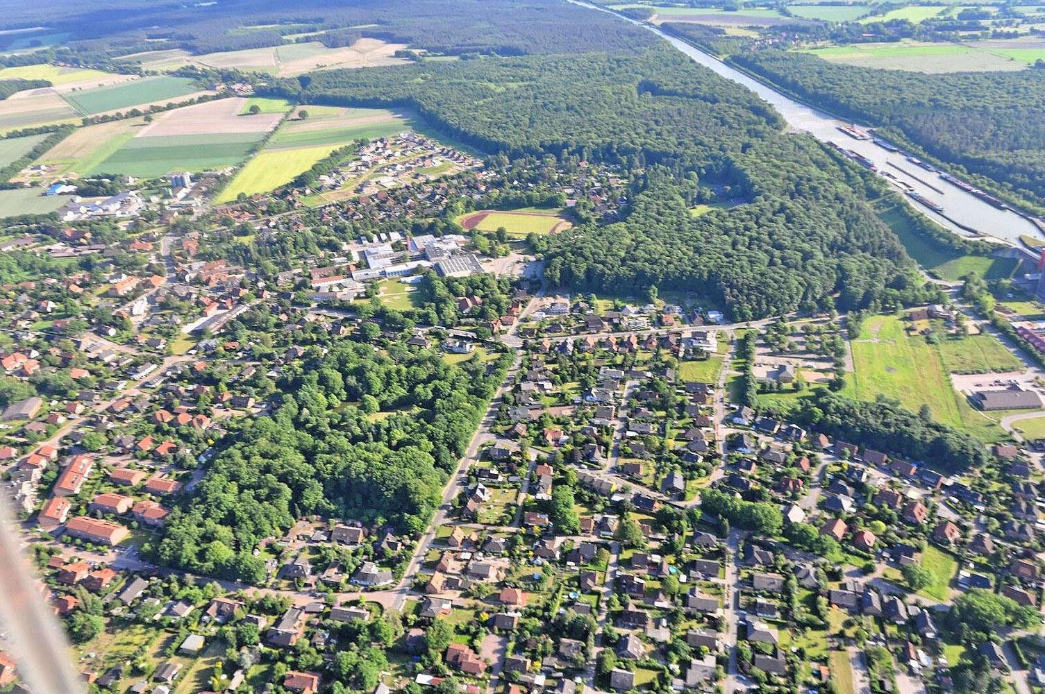 Panoramablick über Scharnebeck – Rathaus, Maschsee und Skyline