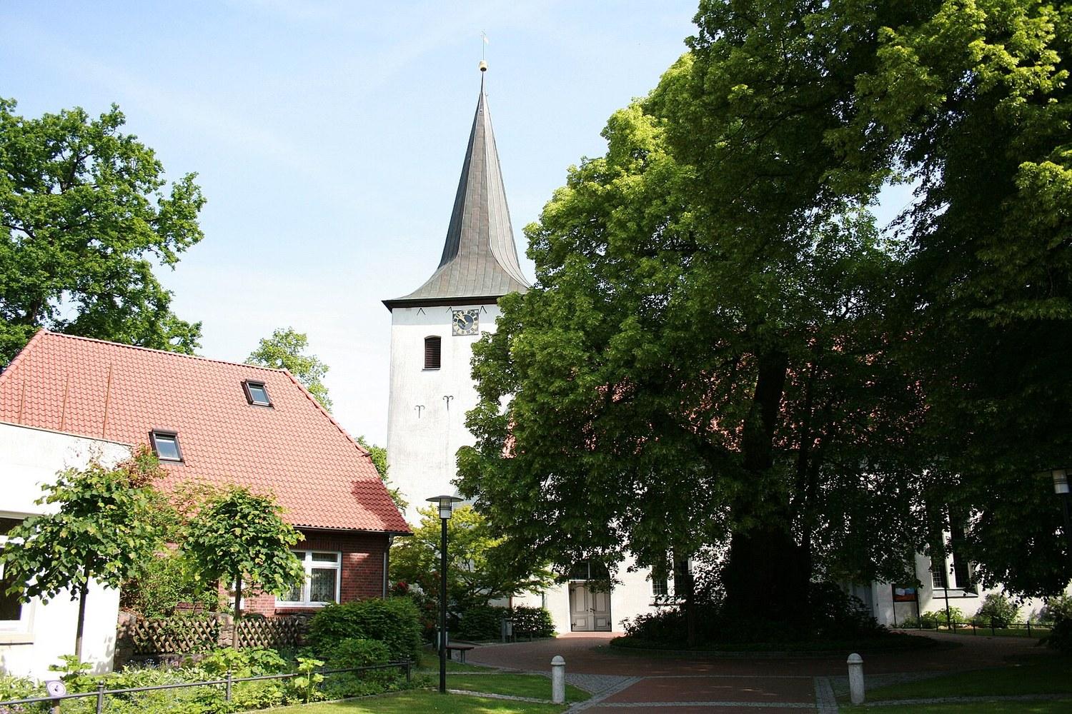 Panoramablick über Scheeßel – Rathaus, Maschsee und Skyline