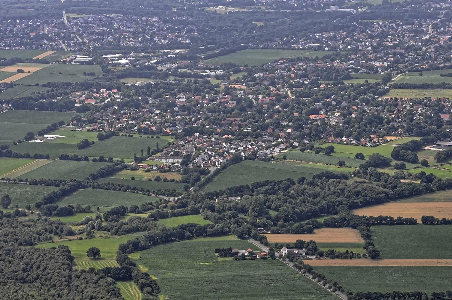 Panoramablick über Schiffdorf – Rathaus, Maschsee und Skyline