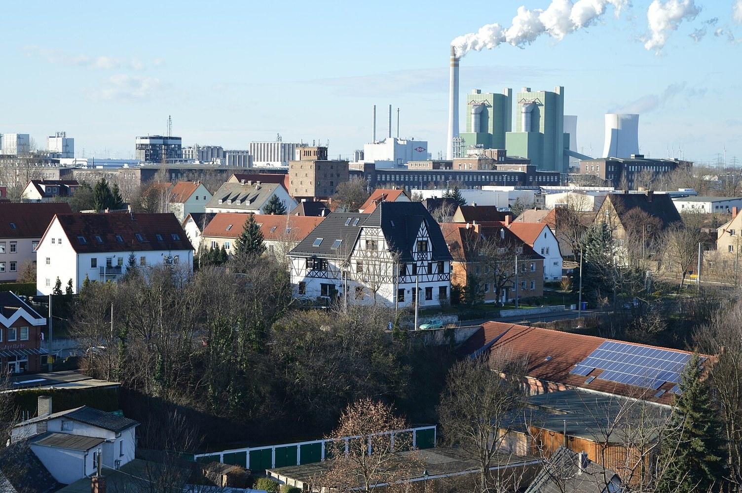 Panoramablick über Schkopau – Rathaus, Maschsee und Skyline