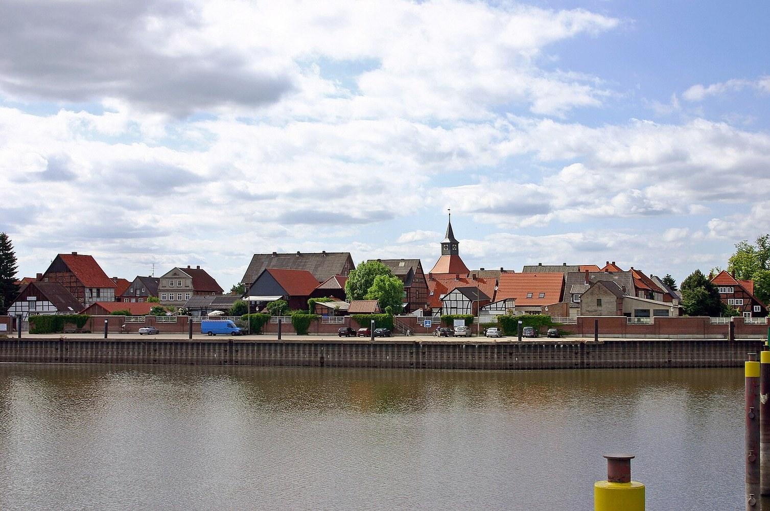 Panoramablick über Schnackenburg – Rathaus und Landschaft