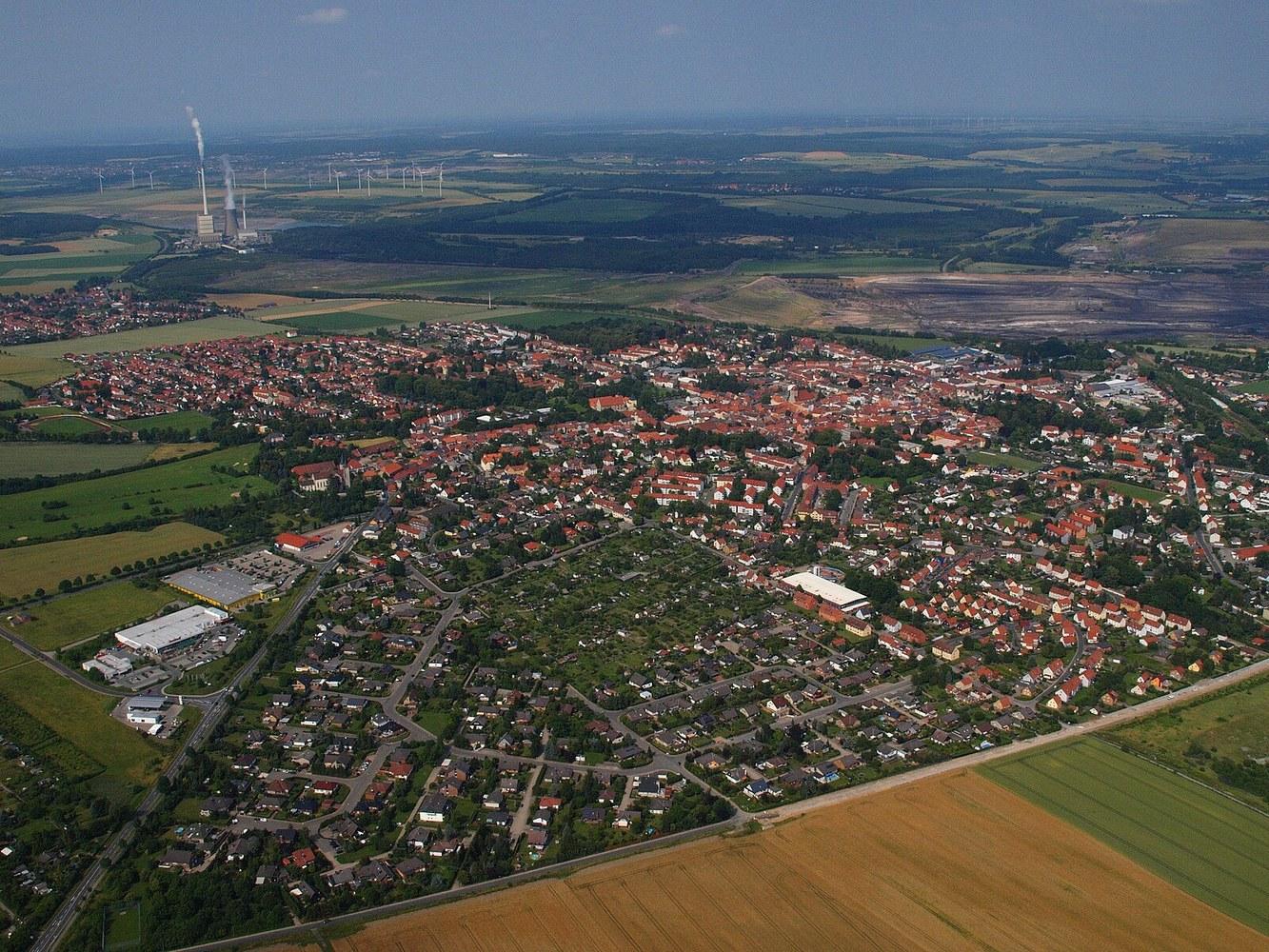 Panoramablick über Schöningen – Rathaus, Maschsee und Skyline