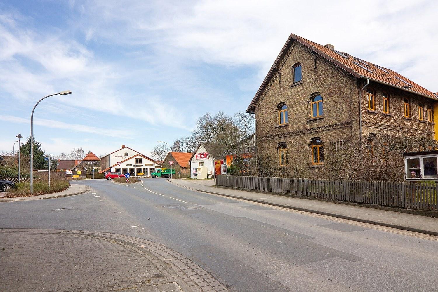 Panoramablick über Schwülper – Rathaus, Maschsee und Skyline