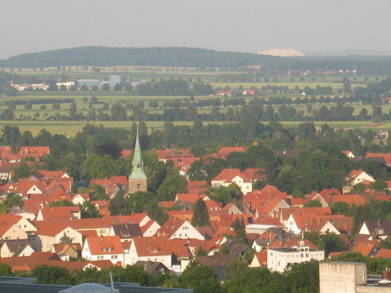 Panoramablick über Springe – Rathaus, Maschsee und Skyline