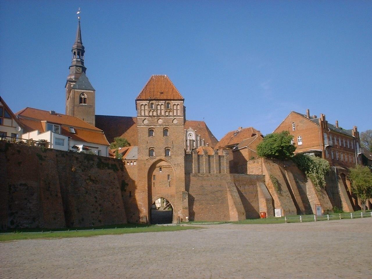 Panoramablick über Tangermünde – Rathaus, Maschsee und Skyline
