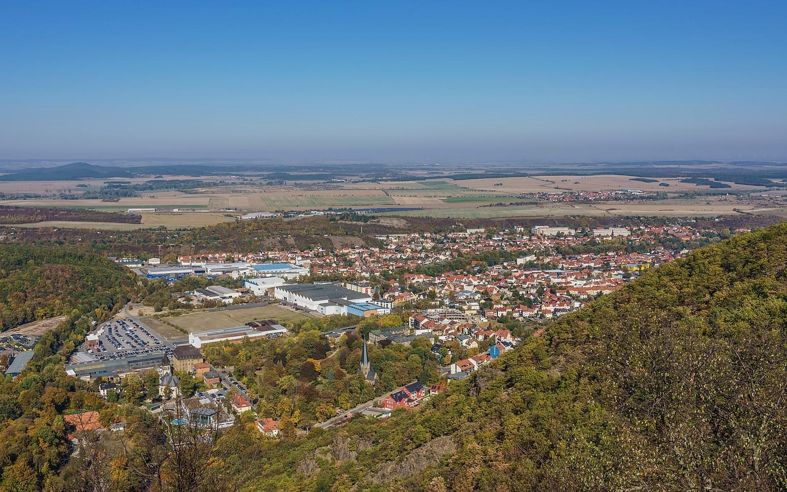 Panoramablick über Thale – Rathaus, Maschsee und Skyline