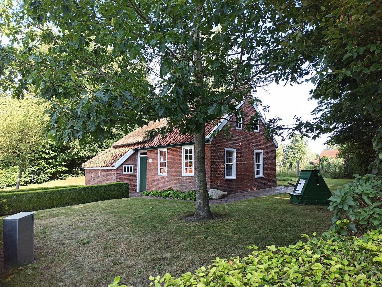 Panoramablick über Upgant-Schott – Rathaus und Natur