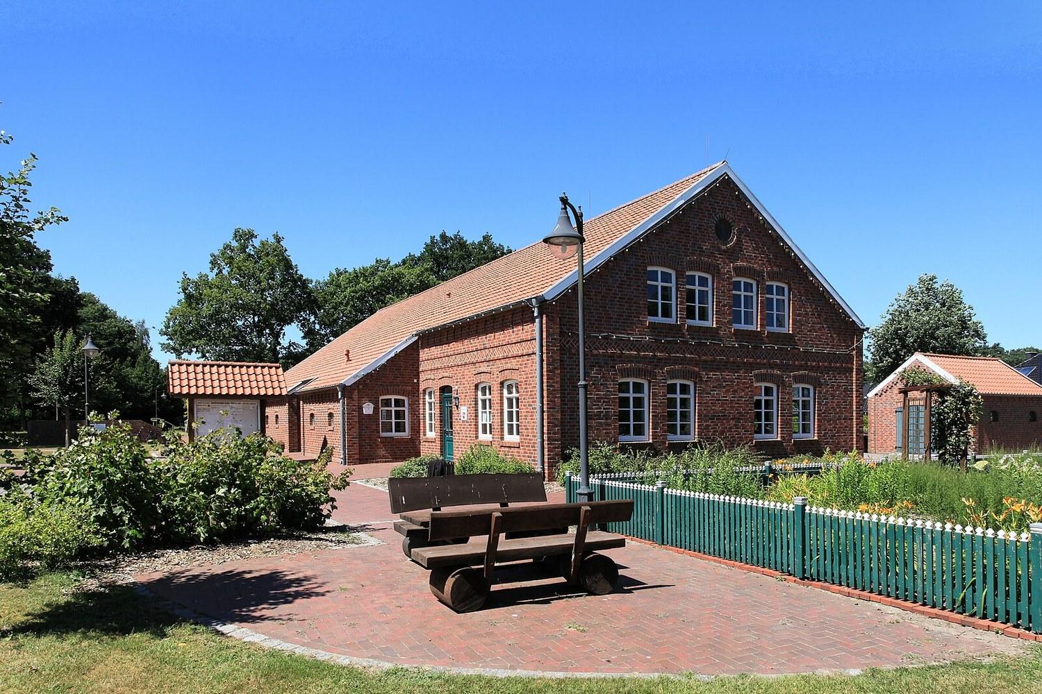 Panoramablick über Walchum – Rathaus und Umgebung