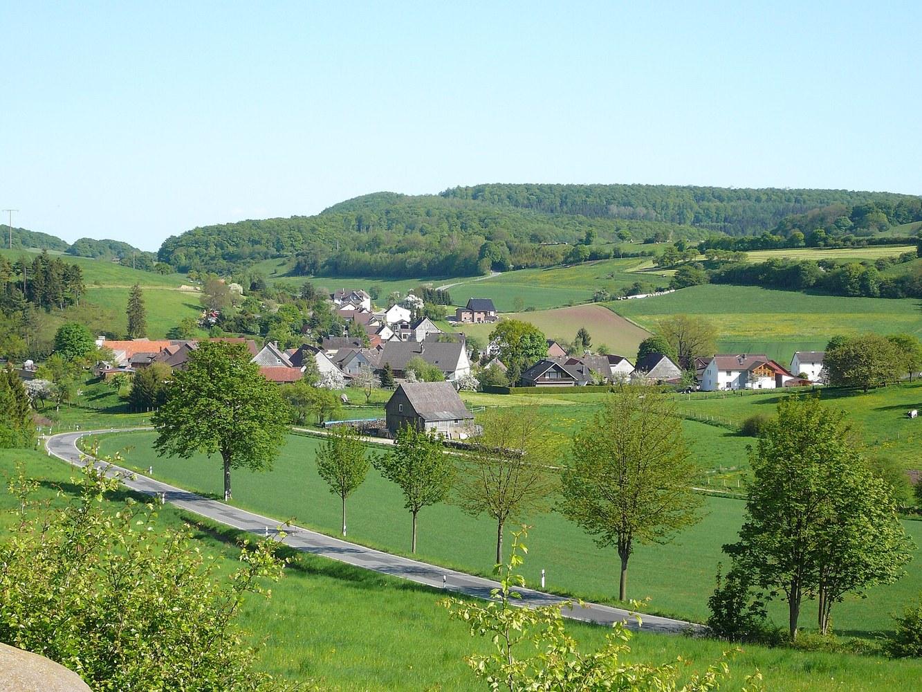 Panoramablick über Wangelnstedt – Rathaus und Landschaft