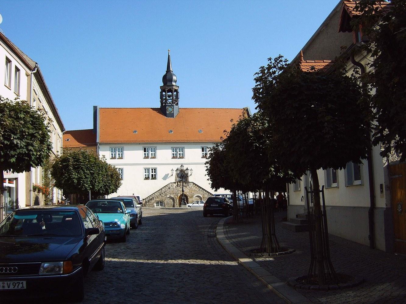Panoramablick über Wanzleben-Börde – Rathaus, Maschsee und Skyline