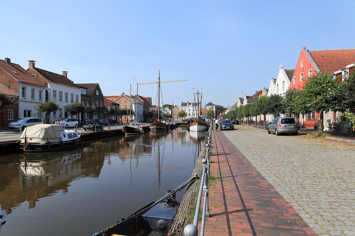 Panoramablick über Weener – Rathaus, Maschsee und Skyline