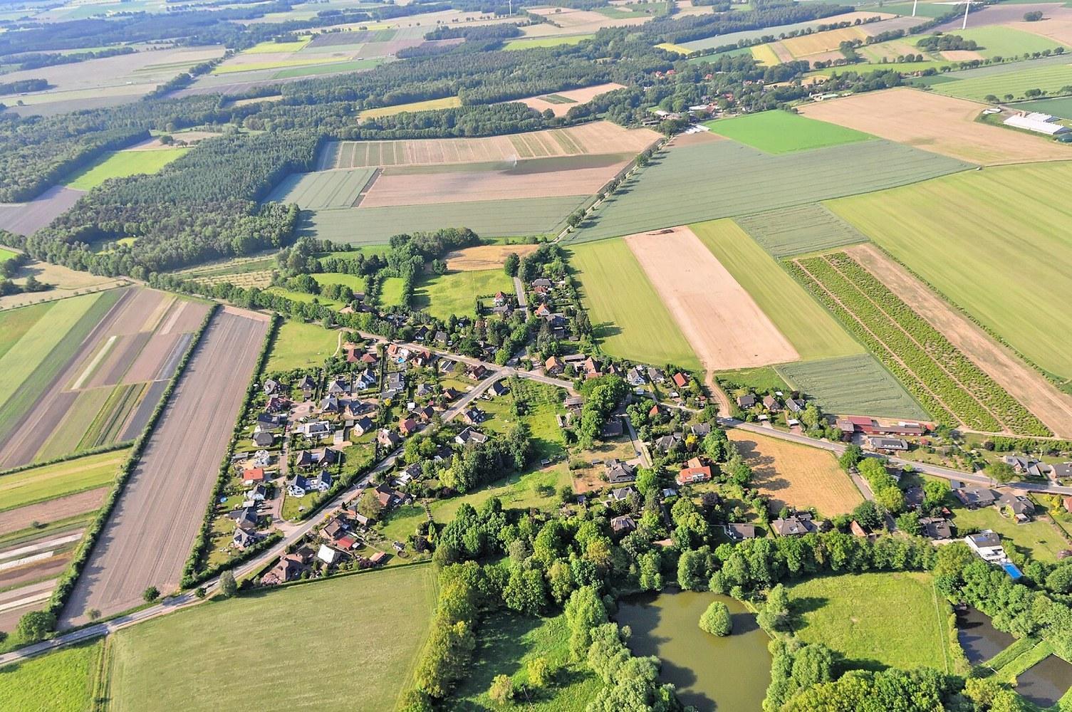 Panoramablick über Wenzendorf – Rathaus, Maschsee und Skyline